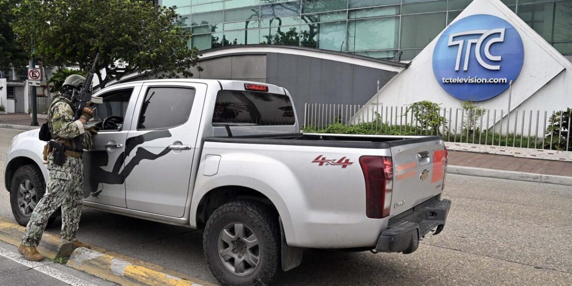 El Presidente de Ecuador moviliza a las FFAA