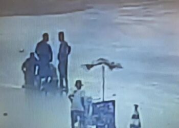 Un rayó cayó en una playa de Brasil y mató a una mujer