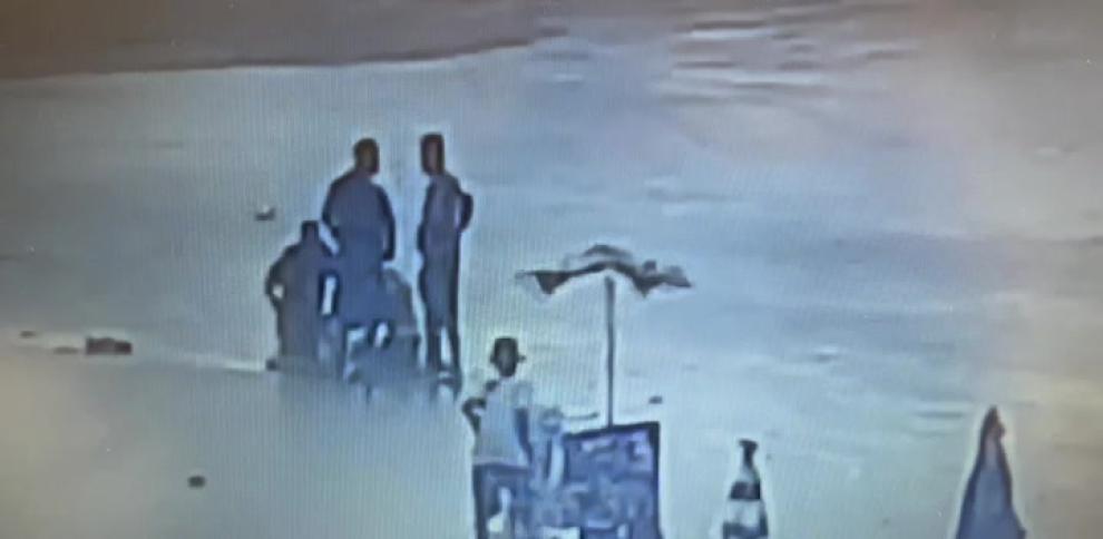 Un rayó cayó en una playa de Brasil y mató a una mujer