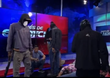 Encapuchados entraron a un canal de televisión en Ecuador y tomaron a los trabajadores de rehenes