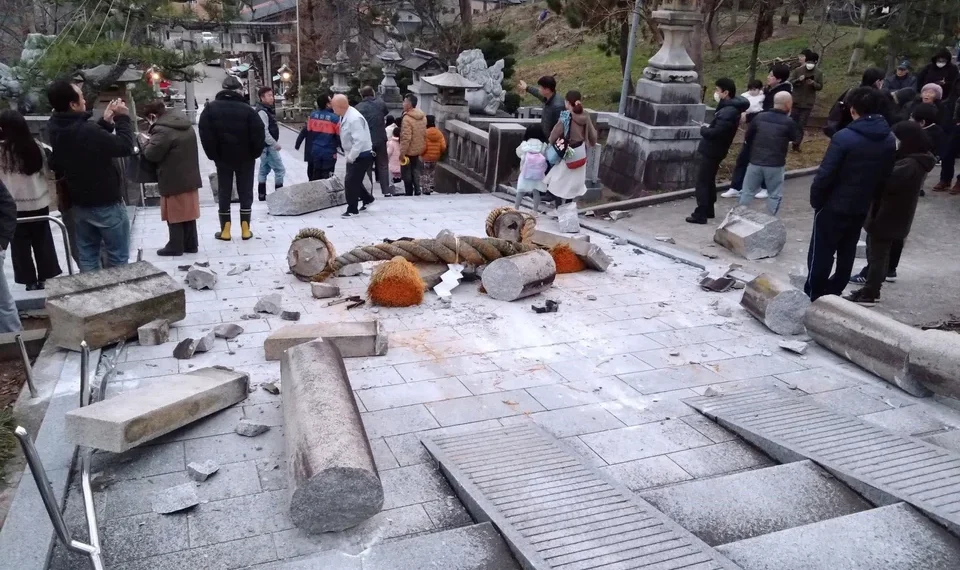 Terremoto que sacudió Japón: hay alerta de tsunami y gente atrapada bajo escombros