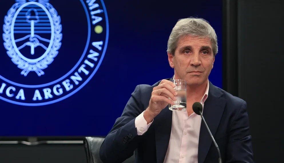 Luis Caputo salió a criticar fuerte a la CGT y a Kicillof