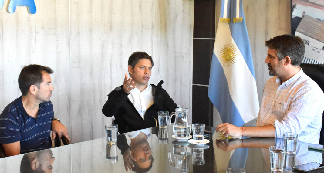 Kicillof visitó Miramar tras el trágico temporal y pidió por la presencia de Milei