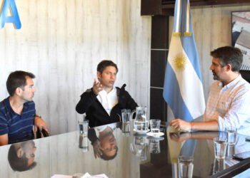 Kicillof visitó Miramar tras el trágico temporal y pidió por la presencia de Milei