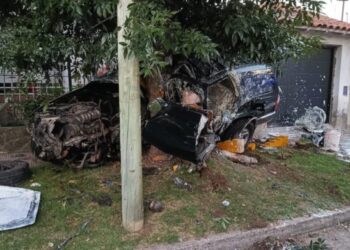 Mueren tres delincuentes tras chocar con un árbol en plena persecución policial