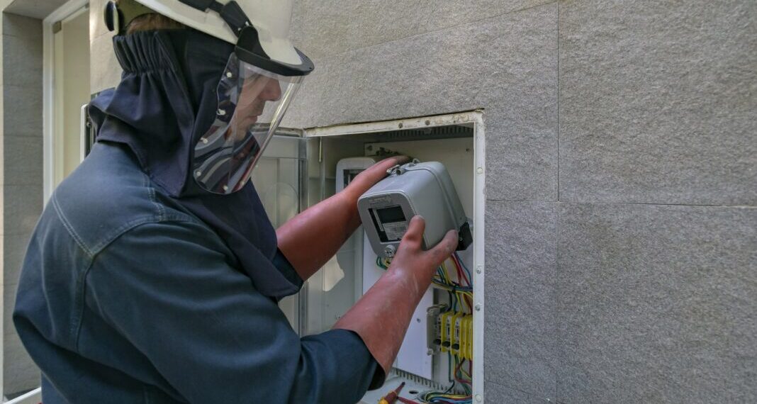 Tarifa de la luz: piden subas de promedio del 89% y ajuste mensual por inflación