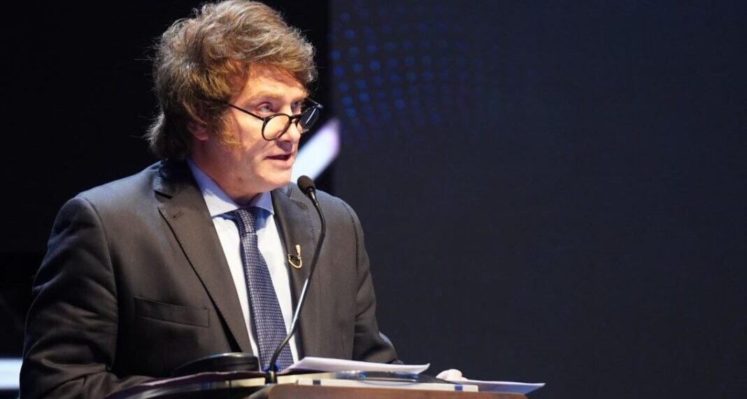 Milei dijo que si la inflación de diciembre es del 30% “tienen que sacarlo en andas a Caputo”