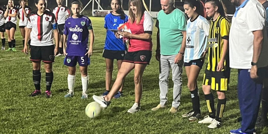 Comenzó a disputarse un nuevo torneo Nocturno de fútbol femenino