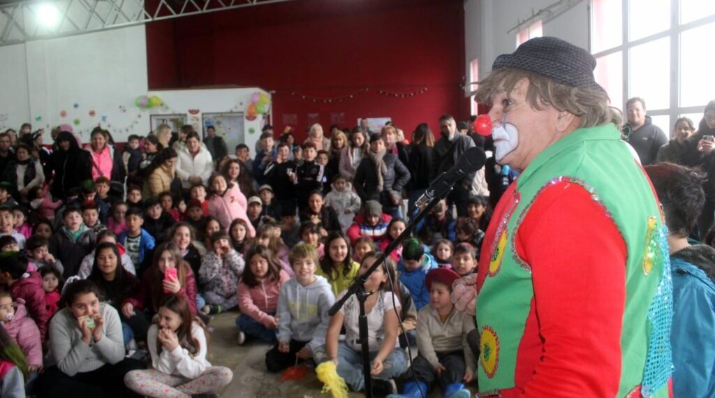 Papelito, el payaso que sueña circo y que anda por los pueblos detrás de una sonrisa