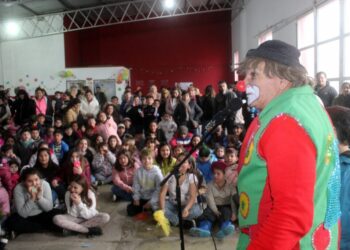 Papelito, el payaso que sueña circo y que anda por los pueblos detrás de una sonrisa