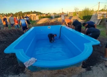 Robaron una pileta y la encuentran enterrada y con agua en una “megatoma”