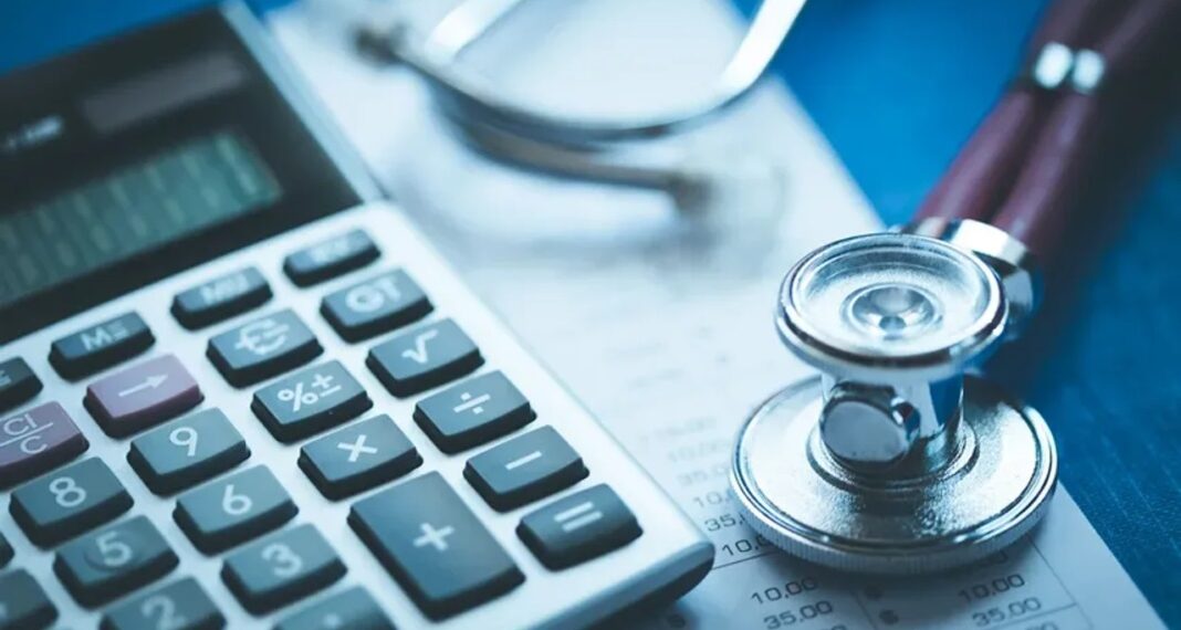 Una prepaga envió una factura de más de $267.000 a un jubilado que cobra $153.000