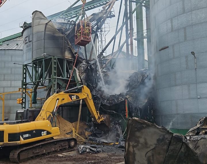 Arduo trabajo de Bomberos Junín en Laplacette