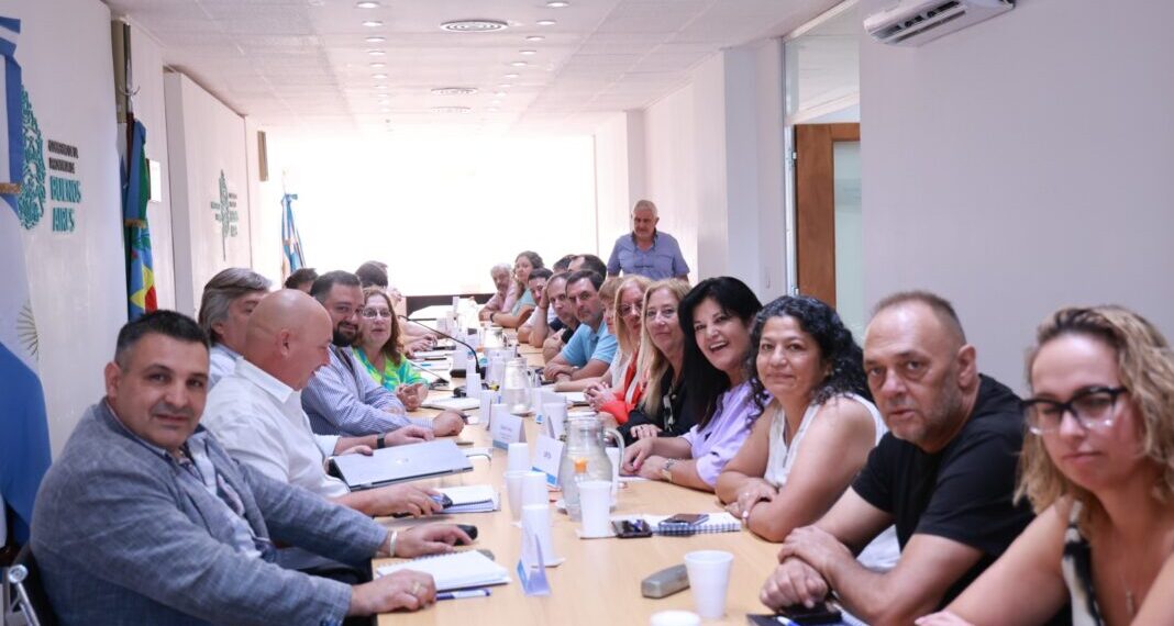 Paritaria docente: Provincia recibe por segundo día consecutivo a los gremios