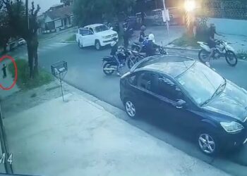 Un menor quedó de rodillas pidiendo que no mataran a su padre