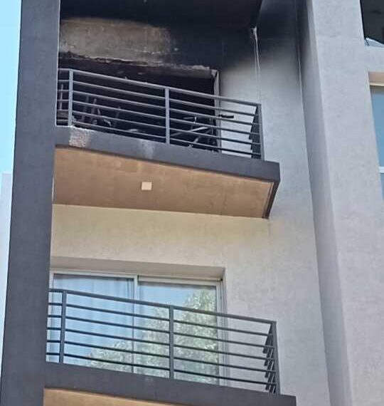 Incendio total de un departamento en un cuarto piso