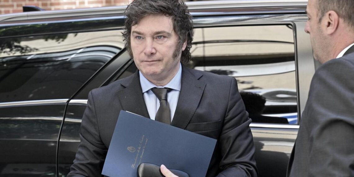 Milei descartó que se pueda dolarizar la economía este año