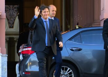 Milei recibirá la semana próxima a  Blinken y planea un viaje a Washington