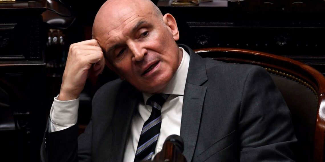 En una tensa sesión, el oficialismo defendió la ley «Bases»