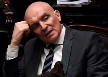 En una tensa sesión, el oficialismo defendió la ley «Bases»