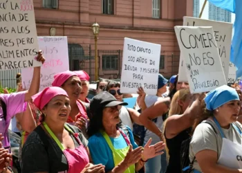 Organizaciones sociales protestaron frente  a Economía y al barrio privado donde vive Caputo