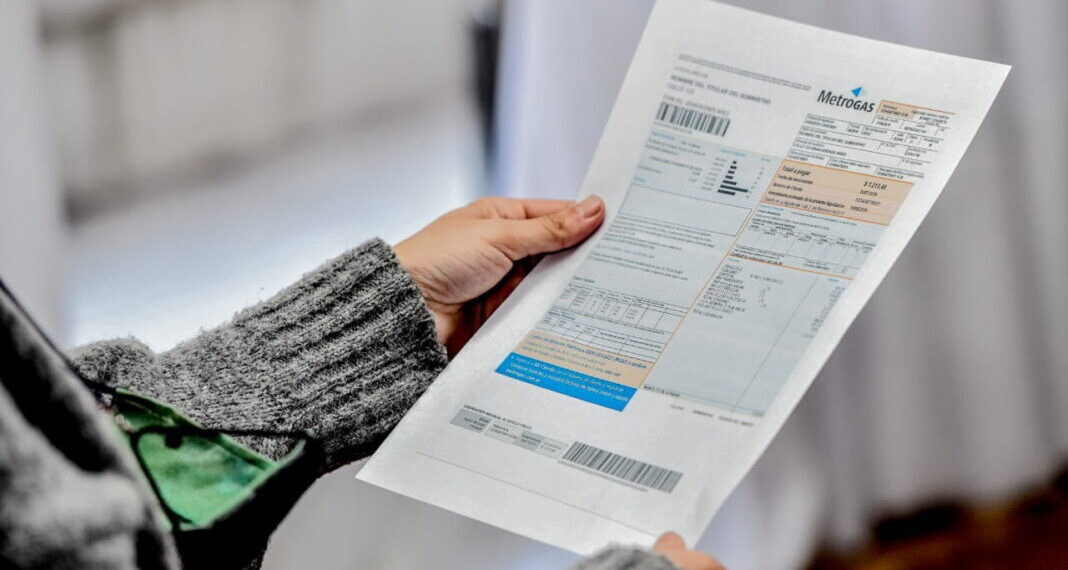 Tarifas luz y gas: buscan sacar subsidios a quienes tengan prepaga o viajaron al exterior