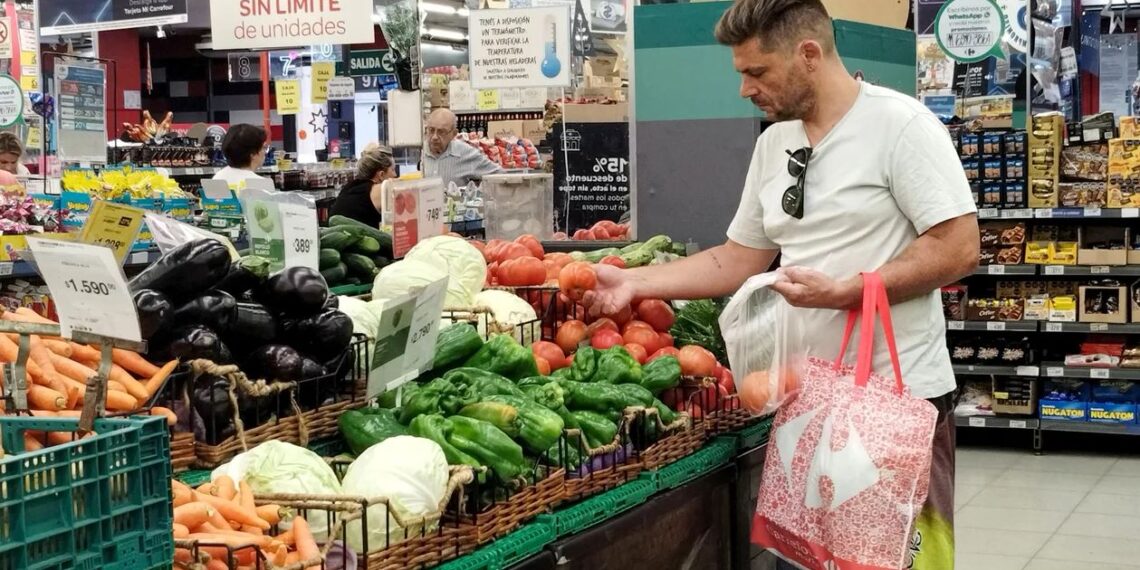 Alimentos: el consumidor pagó en enero  casi 4 veces más de lo que cobró el productor