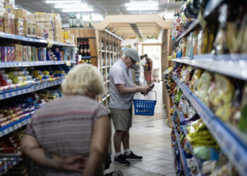 Las ventas minoristas se desplomaron 28,5% en enero, según CAME