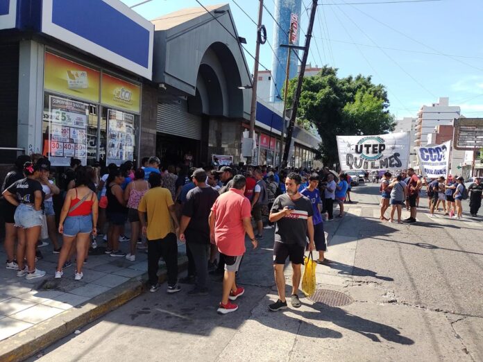 Manifestantes de UTEP marcharon a supermercados a pedir comida