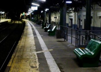 Con alto acatamiento, rige el paro de trenes y hay largas filas en las paradas de colectivos