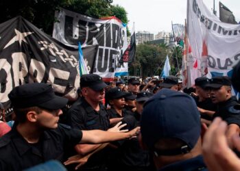 Incidentes, golpes y gas pimienta en la protesta de las organizaciones sociales
