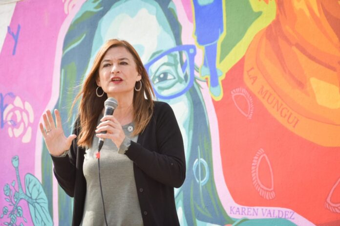 Denuncian que Nación recortó fondos para mujeres en situación de violencia de género