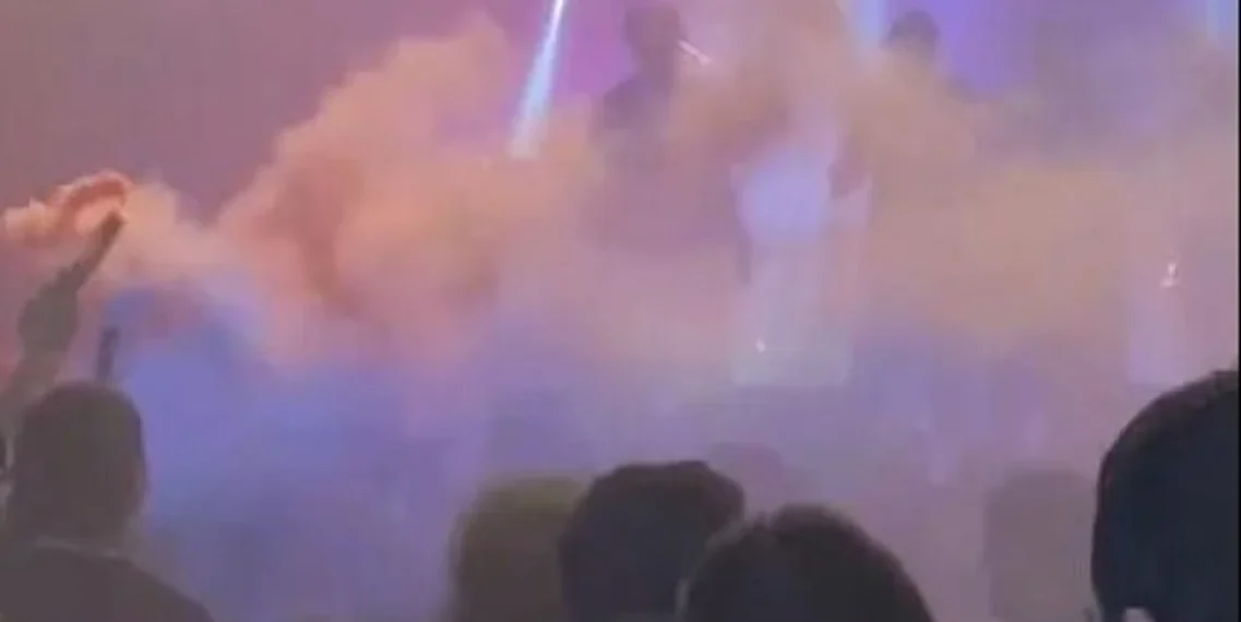 A casi 20 años de Cromañón, encendieron una bengala durante un recital en un boliche cerrado