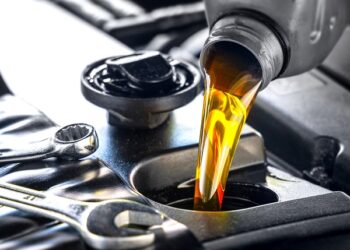 Esto le pasa al motor de tu auto cuando le ponés más aceite que el recomendado
