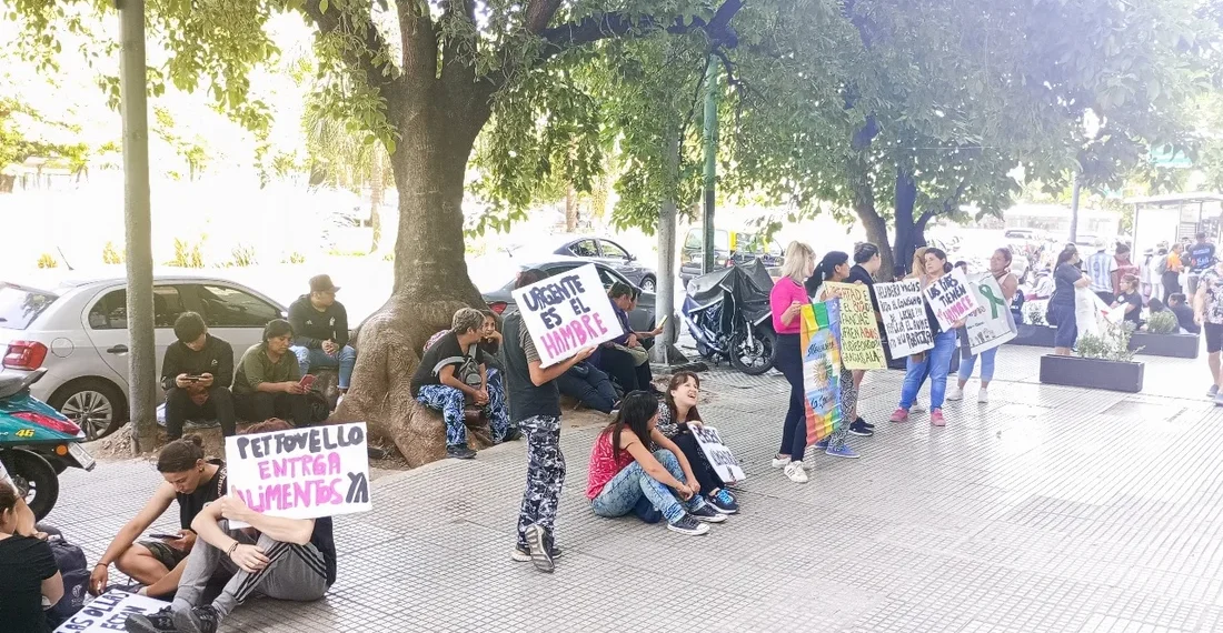 Protestas con gran cantidad de gente en las puertas del Ministerio de Capital Humano