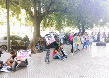 Protestas con gran cantidad de gente en las puertas del Ministerio de Capital Humano
