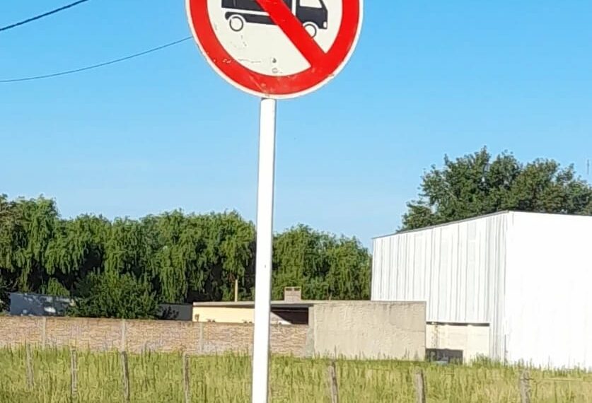 Colocan nueva cartelería informativa y señalética vial en Morse