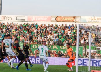 Un Sarmiento de dos caras sufrió su primera derrota del año