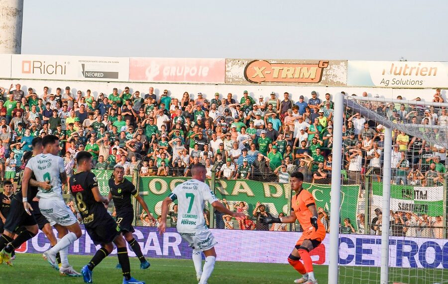 Un Sarmiento de dos caras sufrió su primera derrota del año
