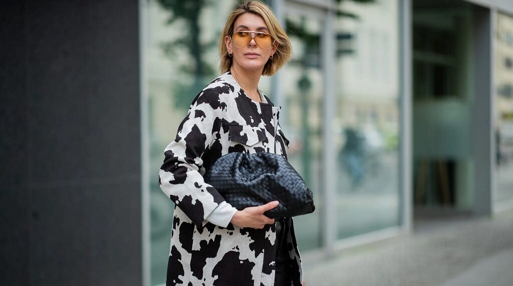 Cow print: cómo es el estampado con guiños a los vaqueros