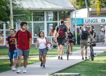 Algunas universidades limitan la inscripción a materias por el recorte de Milei