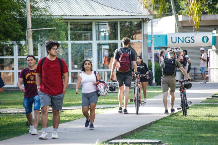 Algunas universidades limitan la inscripción a materias por el recorte de Milei