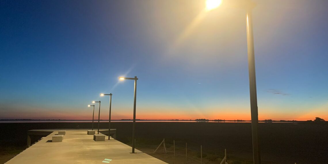 Colocaron luminarias en el espigón de la Laguna