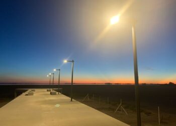 Colocaron luminarias en el espigón de la Laguna