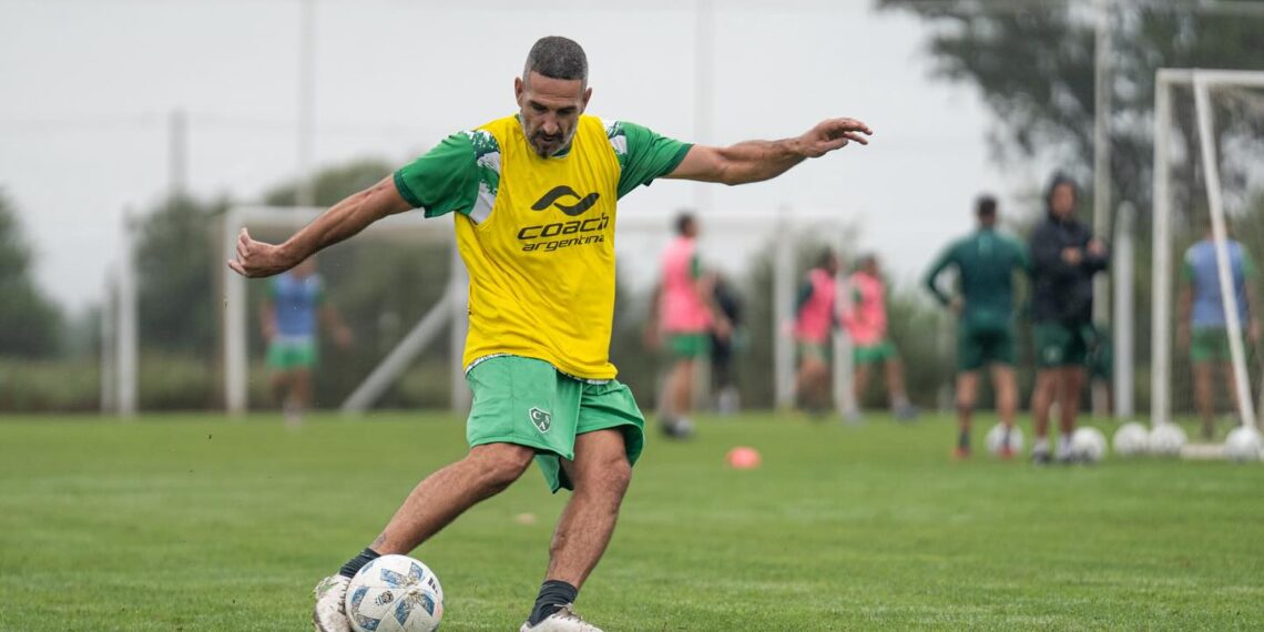 Sarmiento entrena y con tiempo prepara el duelo ante Newell´s