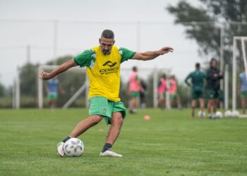 Sarmiento entrena y con tiempo prepara el duelo ante Newell´s