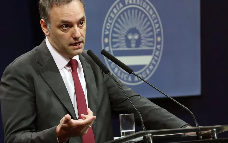 Adorni le respondió a Pablo Moyano y lo calificó de «trasnochado»