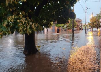 La lluvia no da tregua: calles inundadas y  miles de usuarios sin energía eléctrica