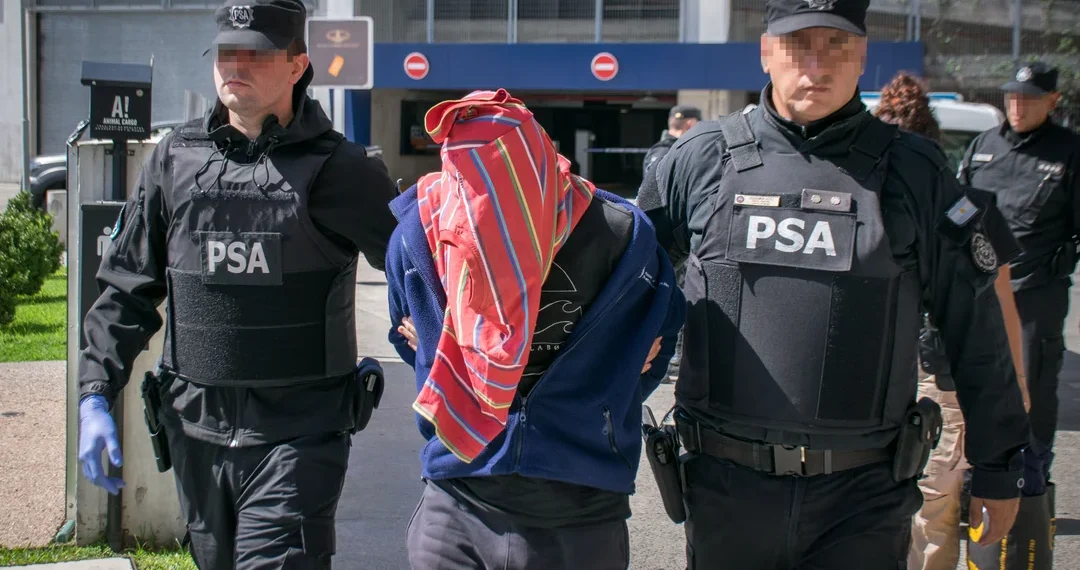Intentaban traficar 43 kilos de cocaína en la bodega de un avión que iba a Europa: ocho detenidos