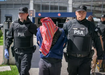 Intentaban traficar 43 kilos de cocaína en la bodega de un avión que iba a Europa: ocho detenidos